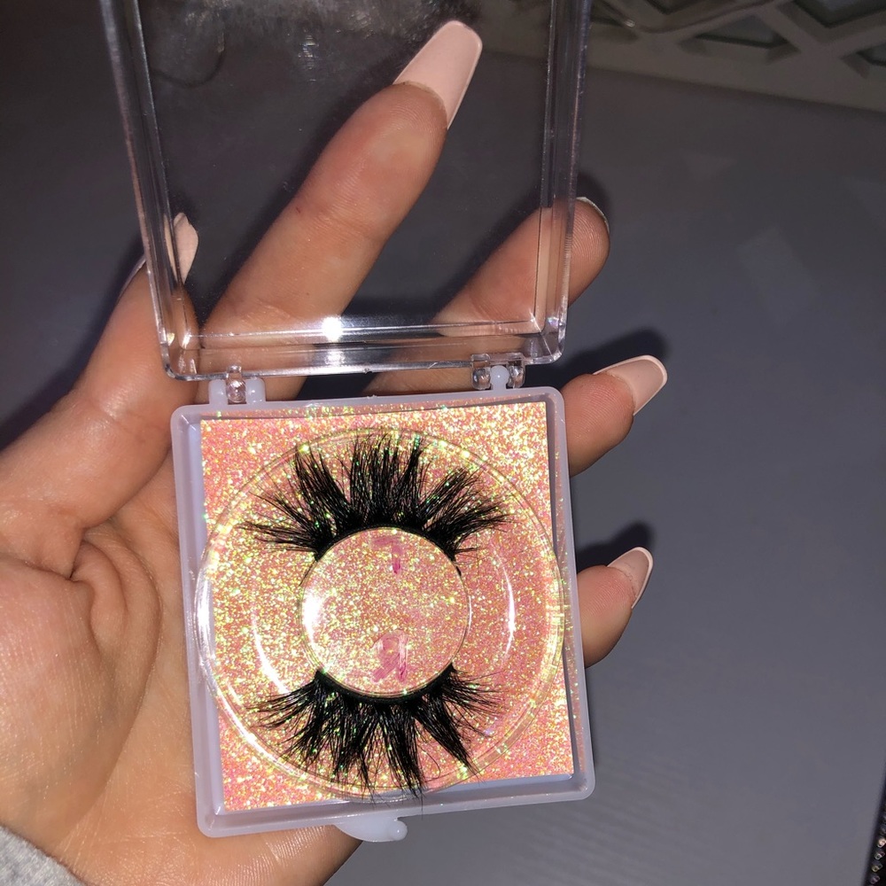 Lashes 5/$28 🔴 - Picture 3 of 3